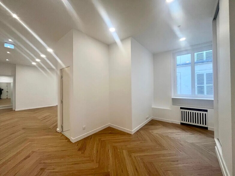 Office in Paris for lease - Building Photo - Image 2 of 11
