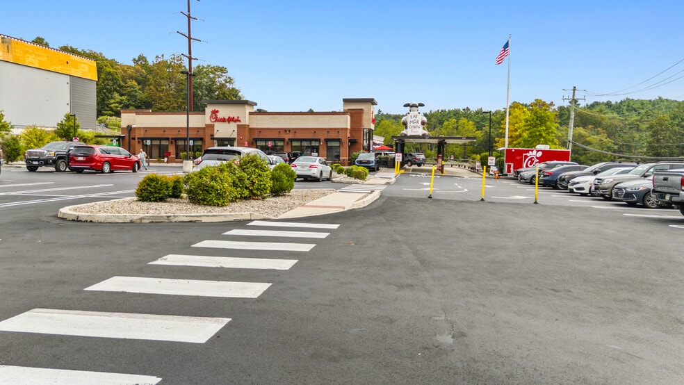 115 Plaza 611 Ln, Stroudsburg, PA for sale - Building Photo - Image 2 of 4