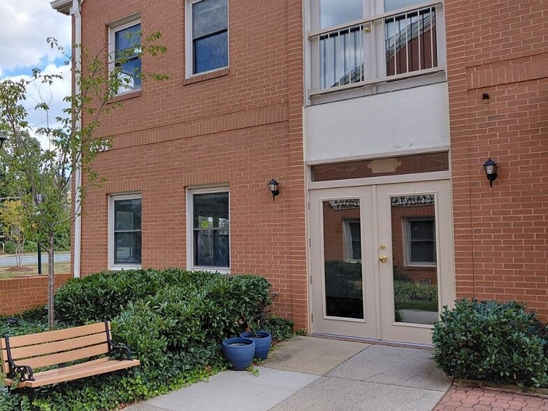 1031 Sterling Rd, Herndon, VA for lease - Building Photo - Image 3 of 8