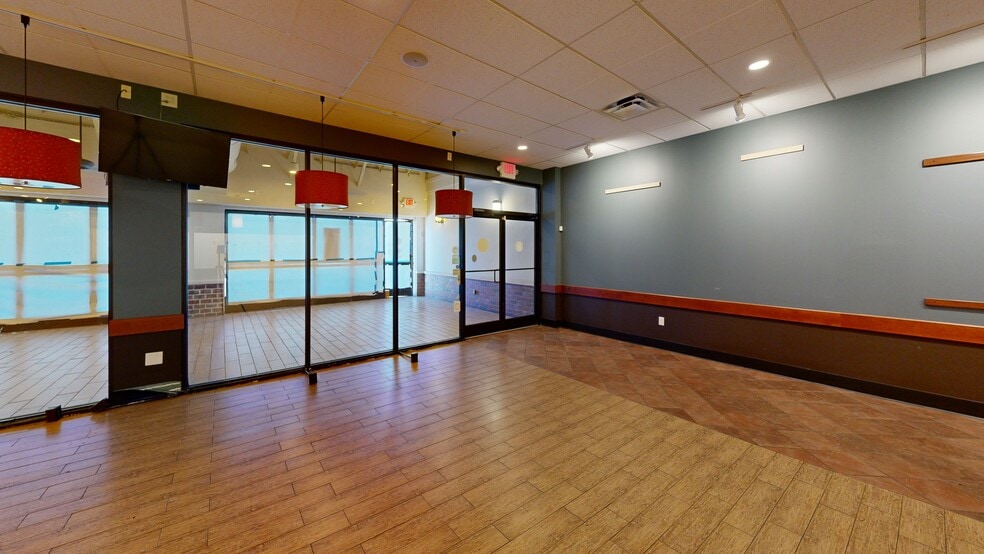 4609-4637 Poplar Ave, Memphis, TN for lease - Matterport 3D Scan - Image 2 of 52