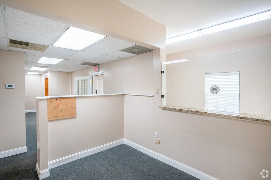 2189 Logan St, Clearwater, FL for lease - Interior Photo - Image 3 of 22