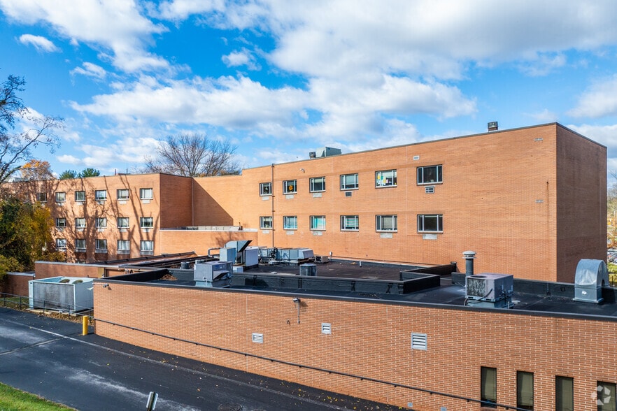 100 E Lancaster Ave, Wynnewood, PA for lease - Building Photo - Image 3 of 5