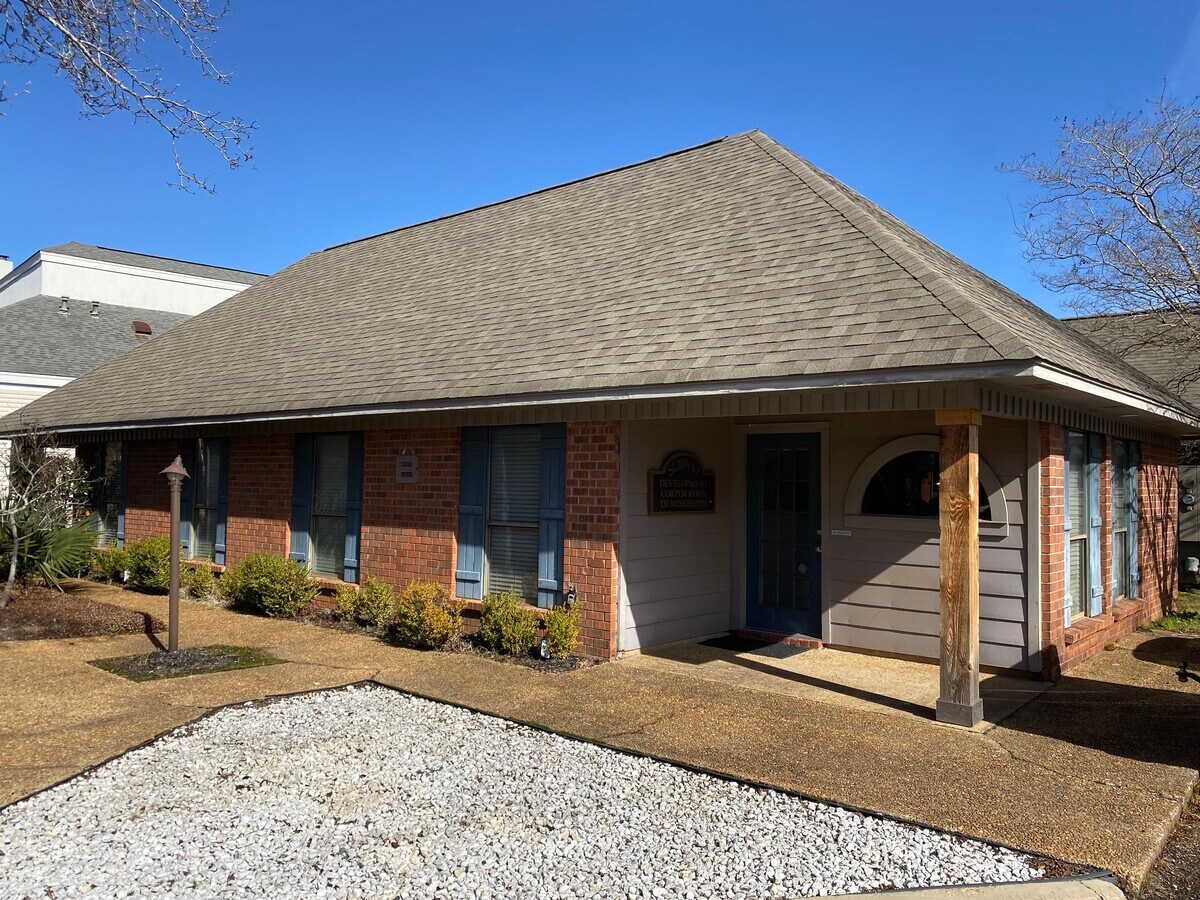 105 Katherine Dr, Flowood, MS 39232