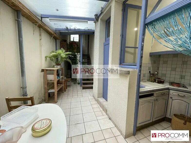 Retail in Chartres for lease - Interior Photo - Image 2 of 4