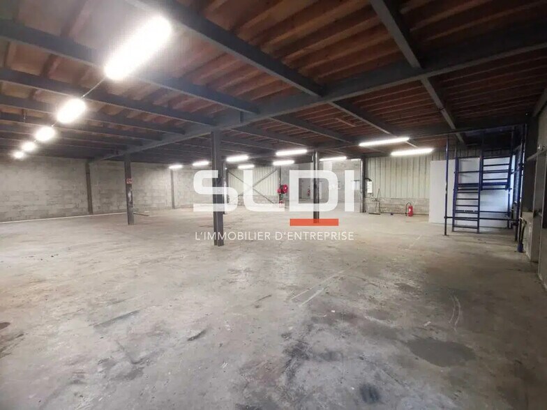 Flex in Toussieu for lease - Interior Photo - Image 1 of 10