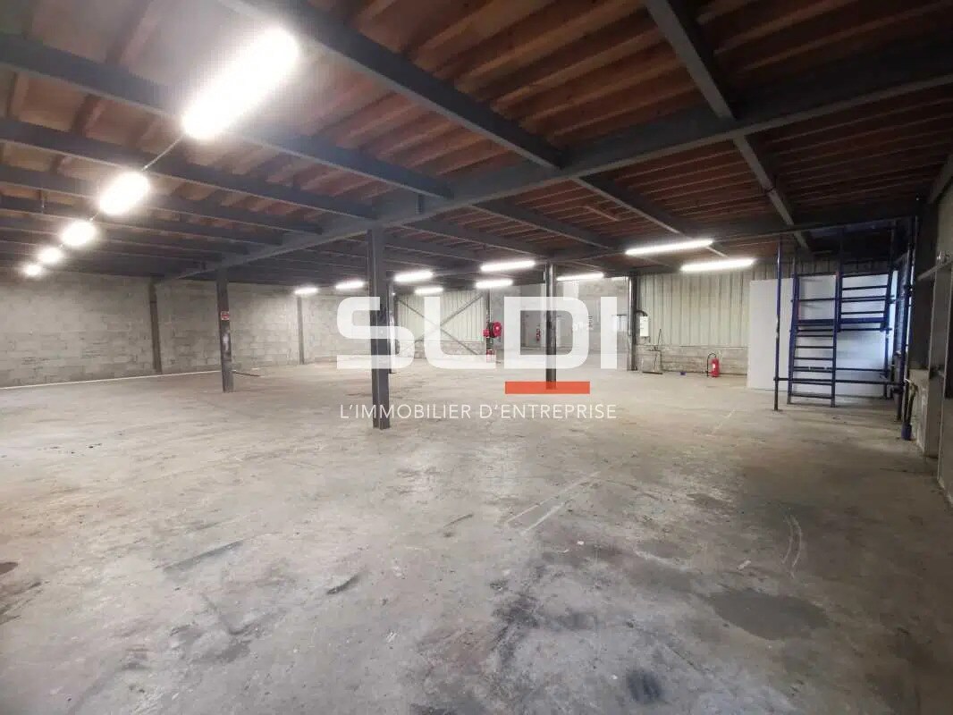 Flex in Toussieu for lease Interior Photo- Image 1 of 11