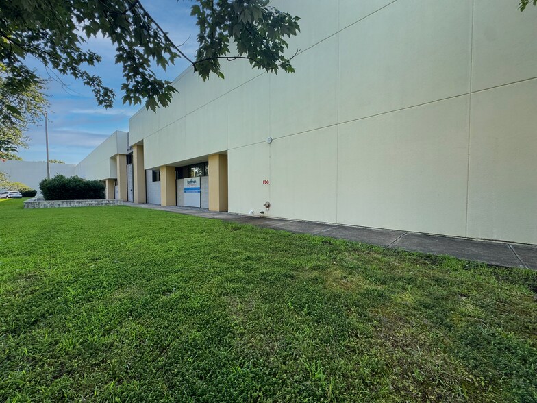 889 Seahawk Cir, Virginia Beach, VA for lease - Building Photo - Image 2 of 12