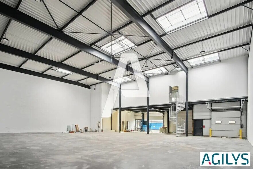 Flex in Courtry for sale - Interior Photo - Image 1 of 4