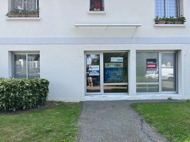 Retail in Saint-Avé for lease - Building Photo - Image 1 of 5