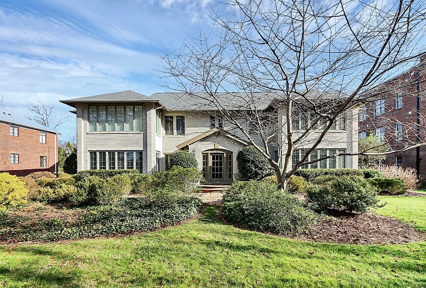 2243 Selwyn Ave, Charlotte, NC 28207