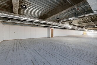 215 10th St, Des Moines, IA for lease Interior Photo- Image 2 of 5