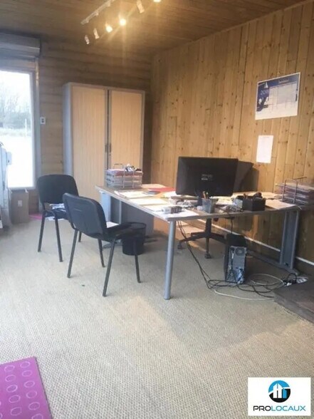 Flex in La Trinité-de-Thouberville for lease - Interior Photo - Image 3 of 3