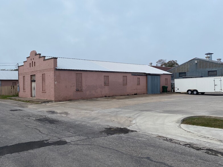 1100 N Camp St, Seguin, TX for sale - Building Photo - Image 1 of 1