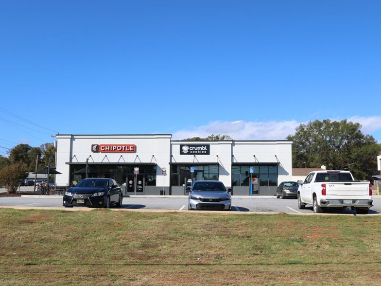 1126 W Wade Hampton Blvd, Greer, SC for lease - Building Photo - Image 1 of 4