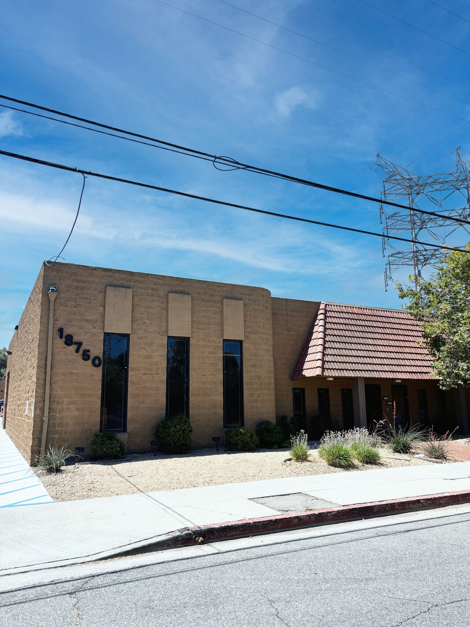 18720 Oxnard St, Tarzana, CA for lease Building Photo- Image 1 of 5