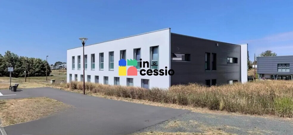 Office in Cholet for lease - Building Photo - Image 2 of 18