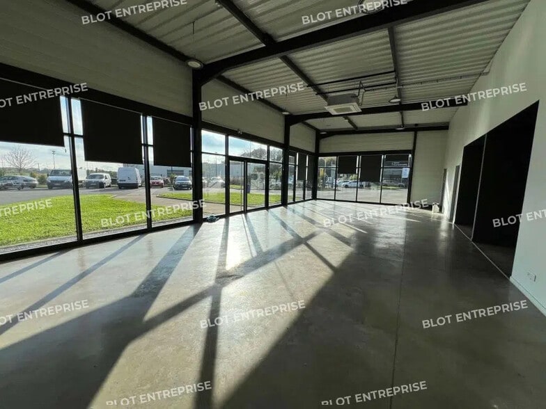 Flex in Pacé for lease - Interior Photo - Image 2 of 6