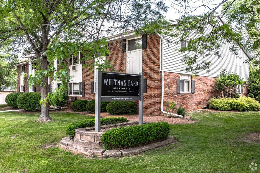 1033-1095 Lowell Dr, Oconomowoc, WI for sale - Primary Photo - Image 1 of 1