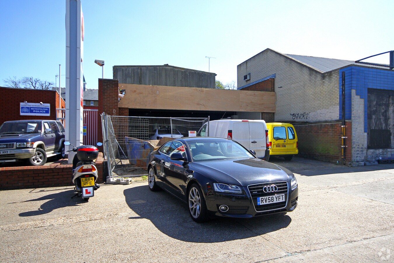 313 The Roundway, London, LND N17 7AB