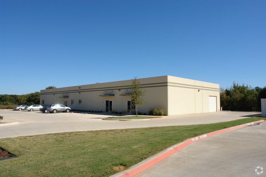 8001 Valcasi Dr, Arlington, TX for sale - Primary Photo - Image 1 of 1