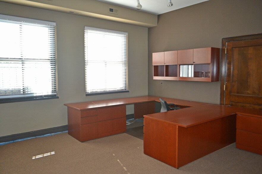 624 Davis St, Evanston, IL for sale - Interior Photo - Image 1 of 1