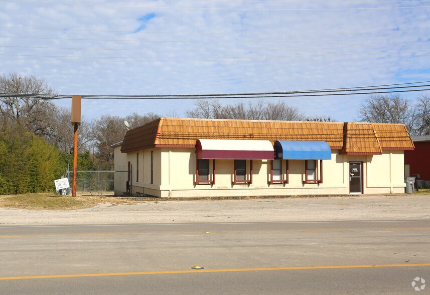 208 W Main St, Azle, TX for sale - Primary Photo - Image 1 of 1