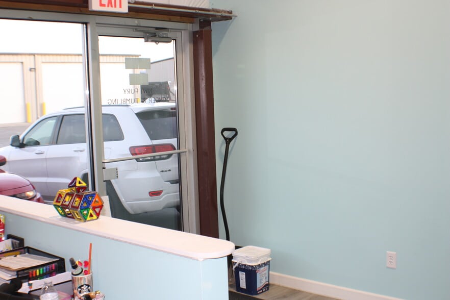 9934 Express Dr, Highland, IN for lease - Interior Photo - Image 3 of 6