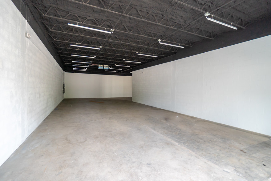 320 NE 61st St, Miami, FL for lease - Interior Photo - Image 3 of 7