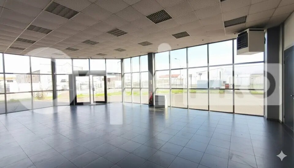 Retail in Milly-la-Forêt for lease - Interior Photo - Image 3 of 5