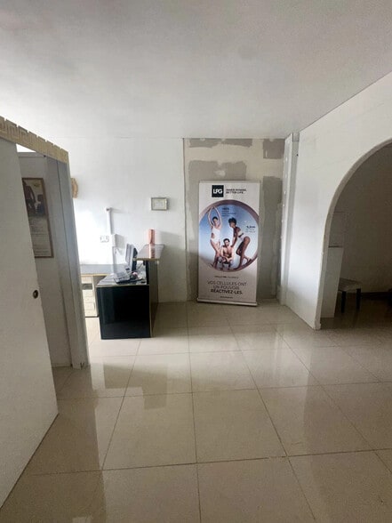 207 Route Des 3 Lucs, Marseille for lease - Interior Photo - Image 2 of 9