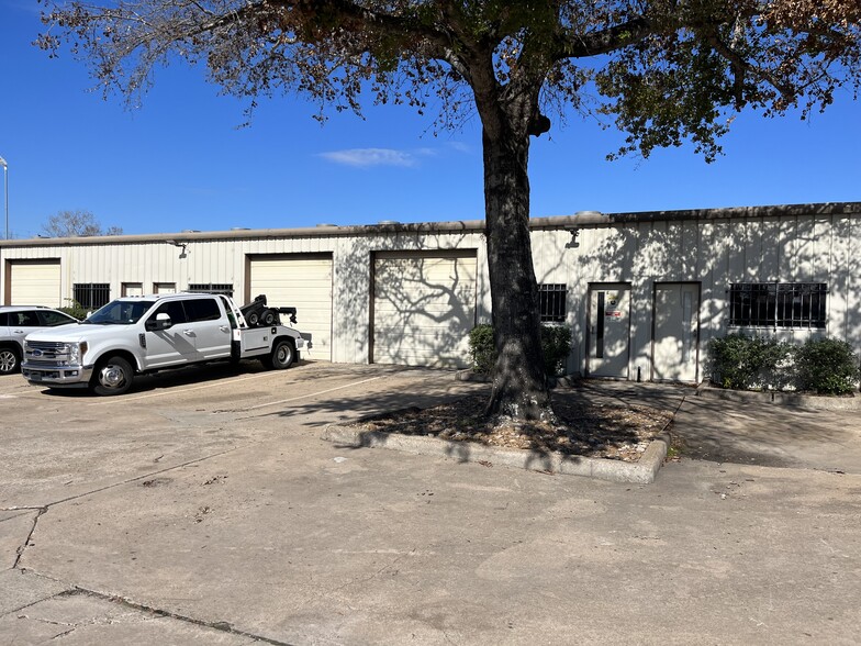 1730 Elmview Dr, Houston, TX for lease - Building Photo - Image 1 of 4