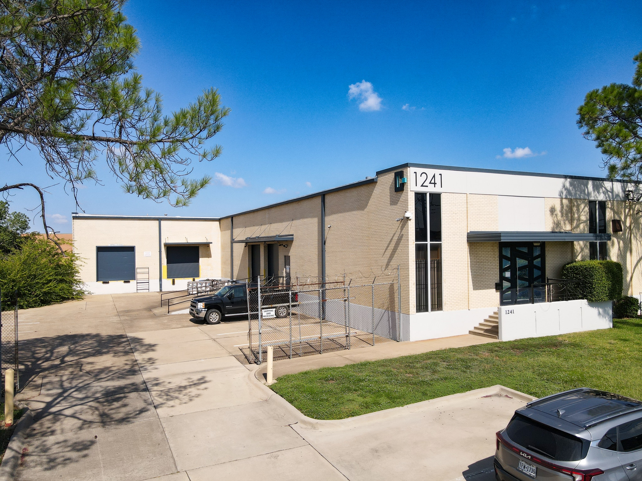 1241-1243 Majesty Dr, Dallas, TX for lease Building Photo- Image 1 of 14