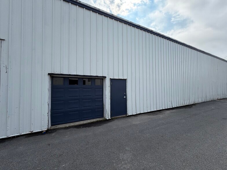 48 Warehouse Rd, Hyannis, MA for lease - Building Photo - Image 3 of 5