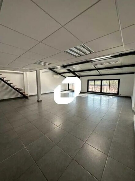 Office in Chambourcy for lease - Building Photo - Image 2 of 16