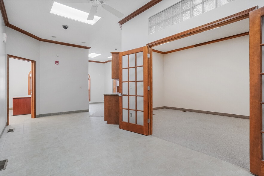 120 W Aurora Rd, Northfield, OH for lease - Interior Photo - Image 3 of 34