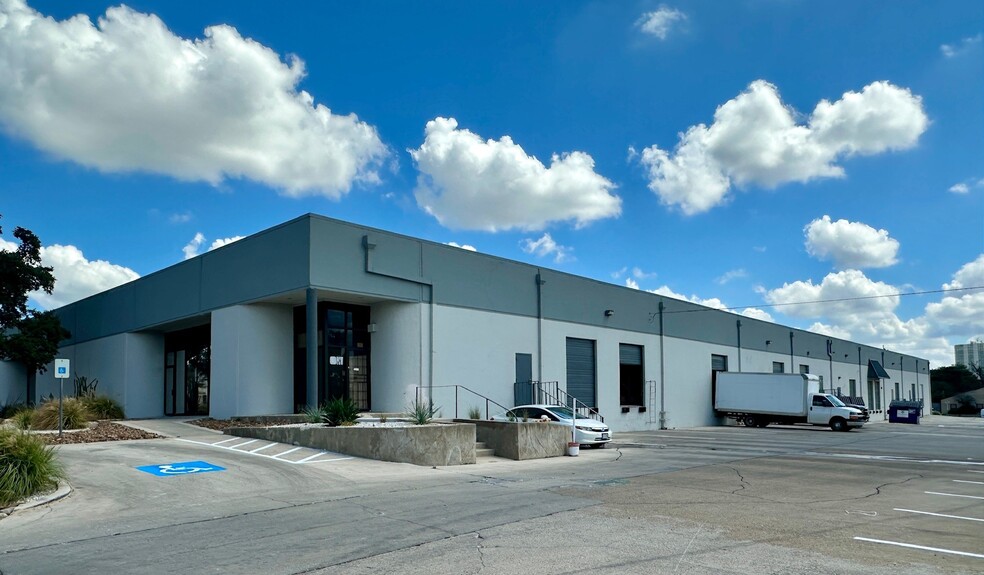 752-762 Isom Rd, San Antonio, TX for lease - Building Photo - Image 1 of 2