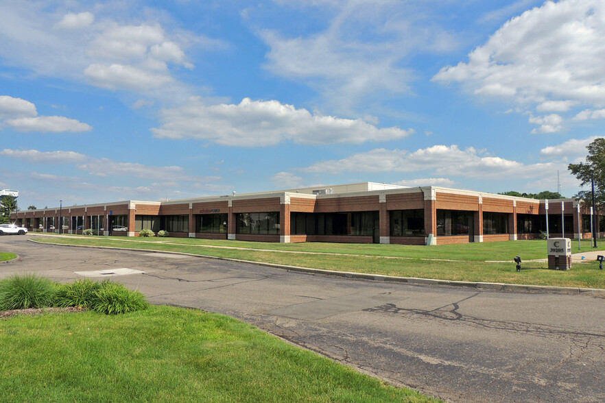 39205 Country Club Dr, Farmington Hills, MI for lease - Building Photo - Image 1 of 8