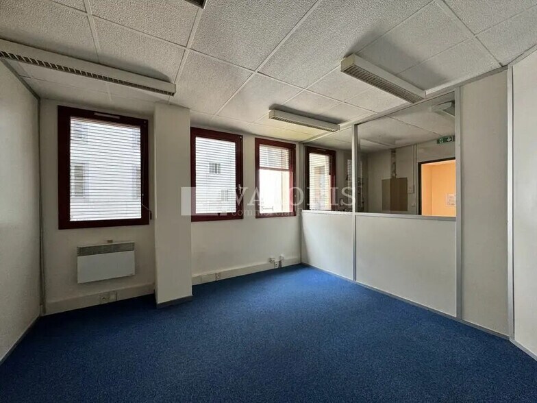 Office in Lyon for lease - Interior Photo - Image 3 of 7