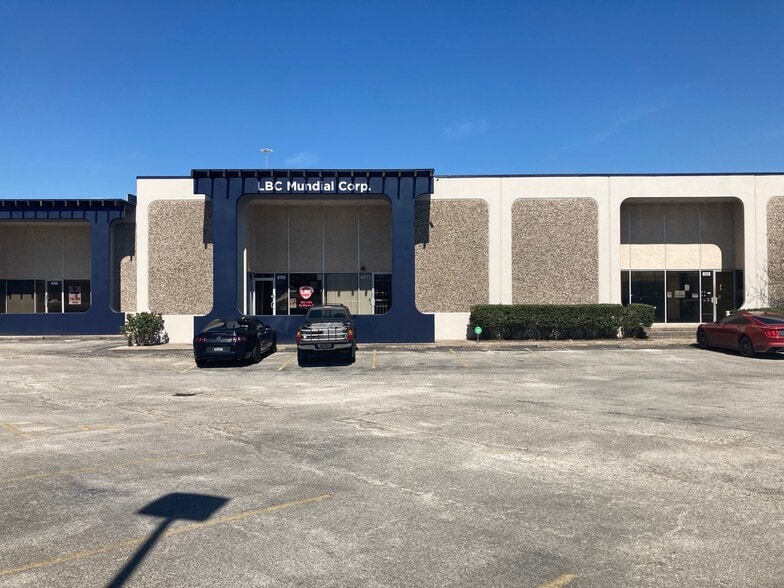 6101-6127 Long Dr, Houston, TX for lease - Building Photo - Image 3 of 8