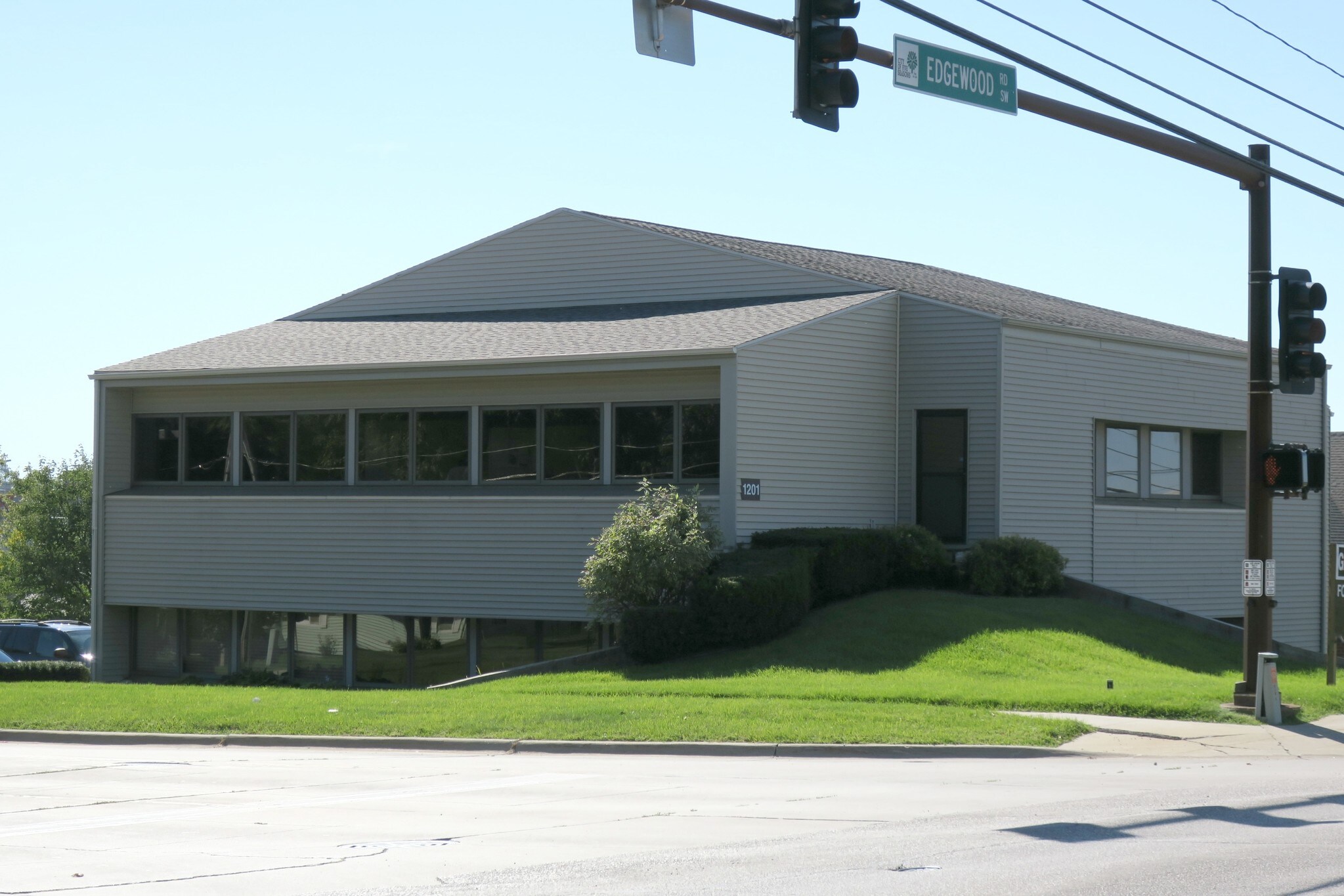 1201 Edgewood Rd SW, Cedar Rapids, IA for sale Building Photo- Image 1 of 1