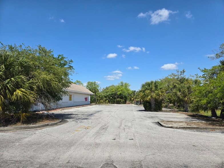 7695 Ulmerton Rd, Largo, FL for lease - Building Photo - Image 3 of 13