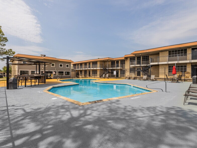 1109 N Carrier Pky, Grand Prairie, TX 75050