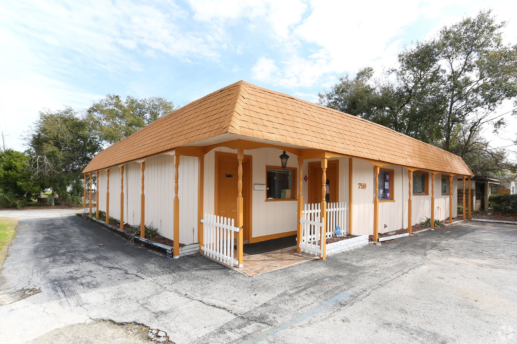 759 Derbyshire Rd Daytona Beach - 759 Derbyshire Rd Daytona Beach FL Primary Photo 1 LargeHighDefinition 