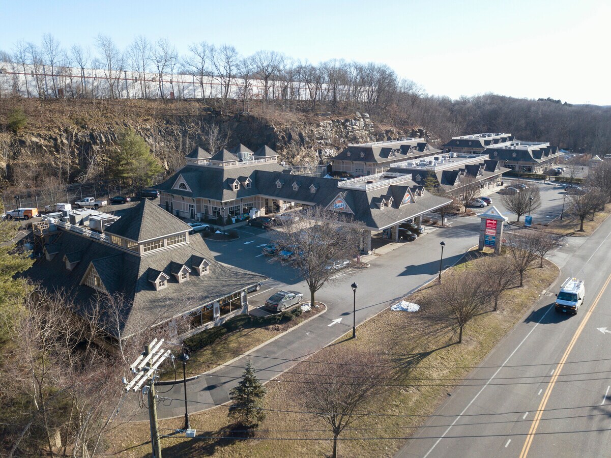 504514 Bridgeport Ave, Shelton, CT 06484 Crown Point Center