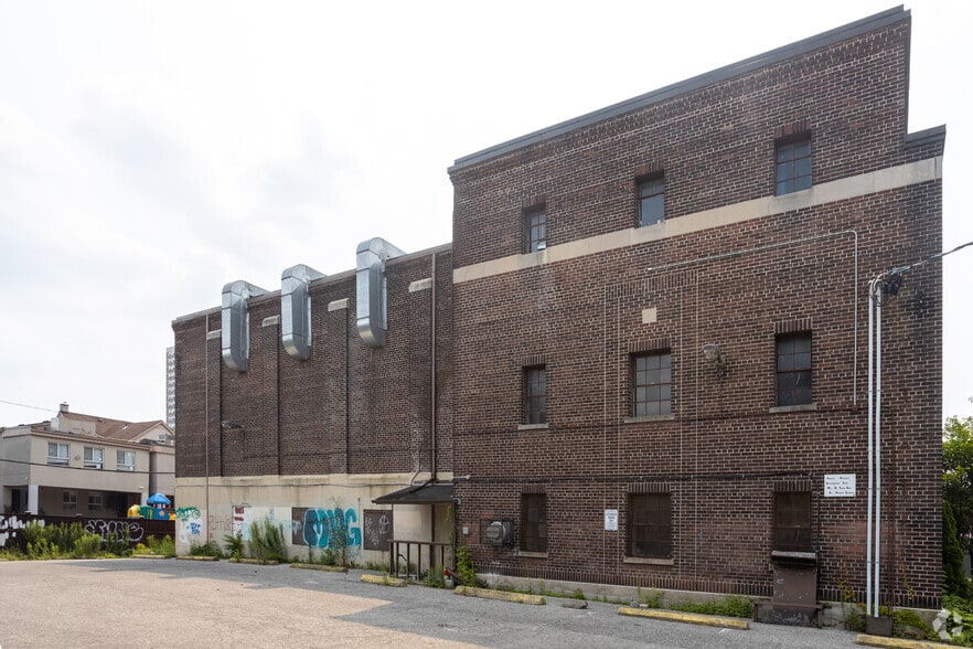 15 Chisholm Ave, Toronto, ON for sale - Primary Photo - Image 1 of 1