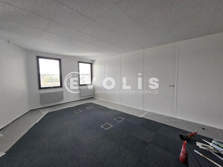 Office in Saint-Aubin for lease - Interior Photo - Image 2 of 8