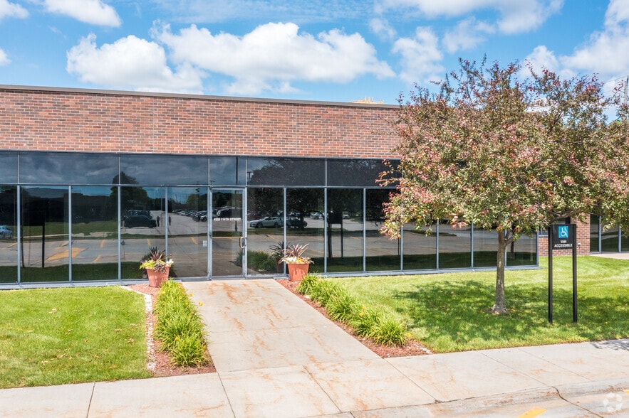 4300-4398 NW 114th St, Urbandale, IA for lease - Building Photo - Image 3 of 11