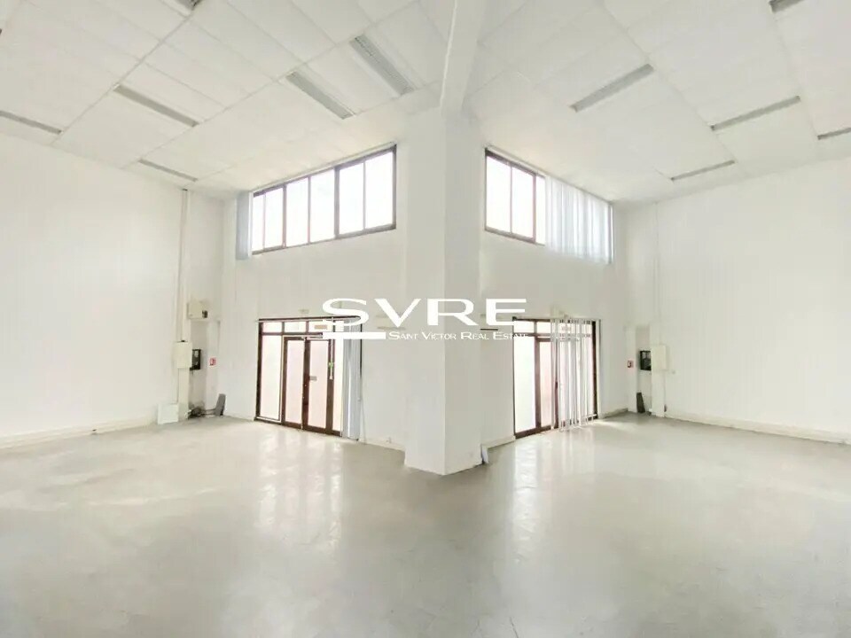 Location Local d'activités 450 m² - Photo 1