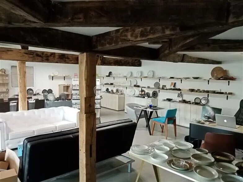 Office in Cognac for lease - Interior Photo - Image 2 of 4