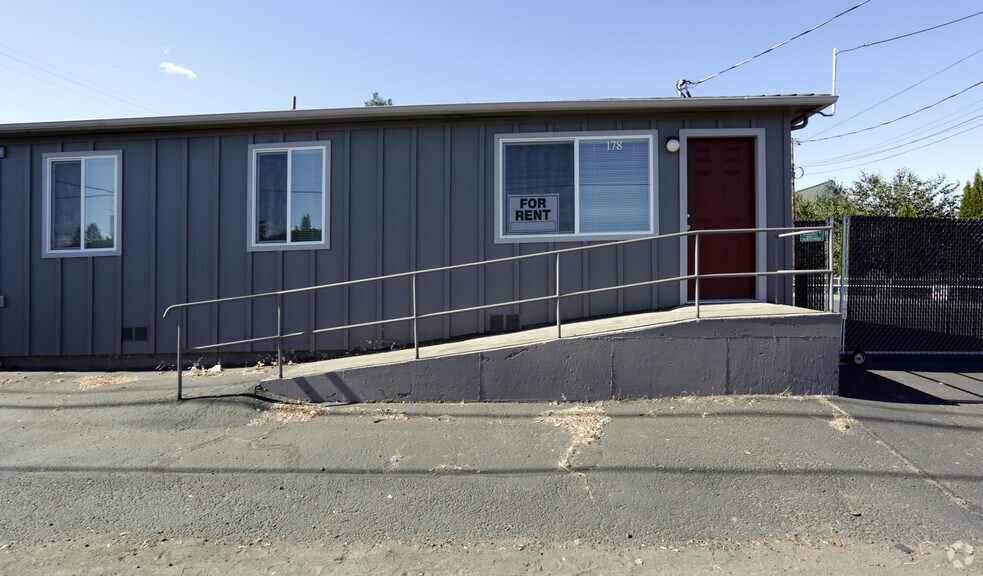 188 NW Garden Valley Blvd, Roseburg, OR 97470